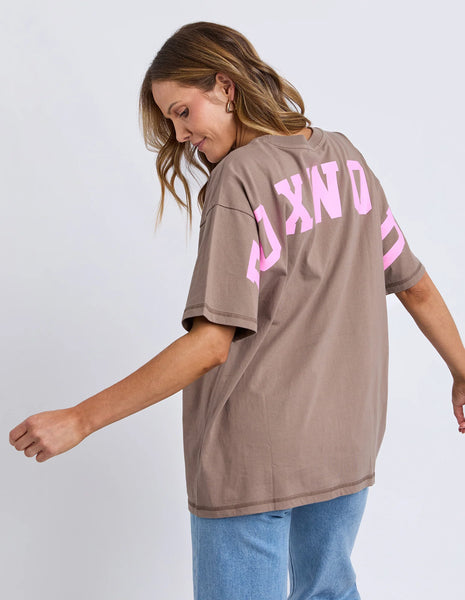 FOXWOOD - INTERVAL TEE BROWN/BRIGHT PINK